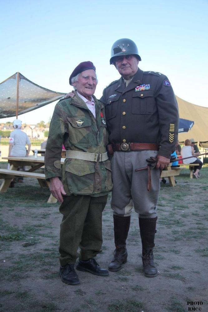 Maurice Le Noury aux côtés d'un reconstituteur en uniforme de général américain